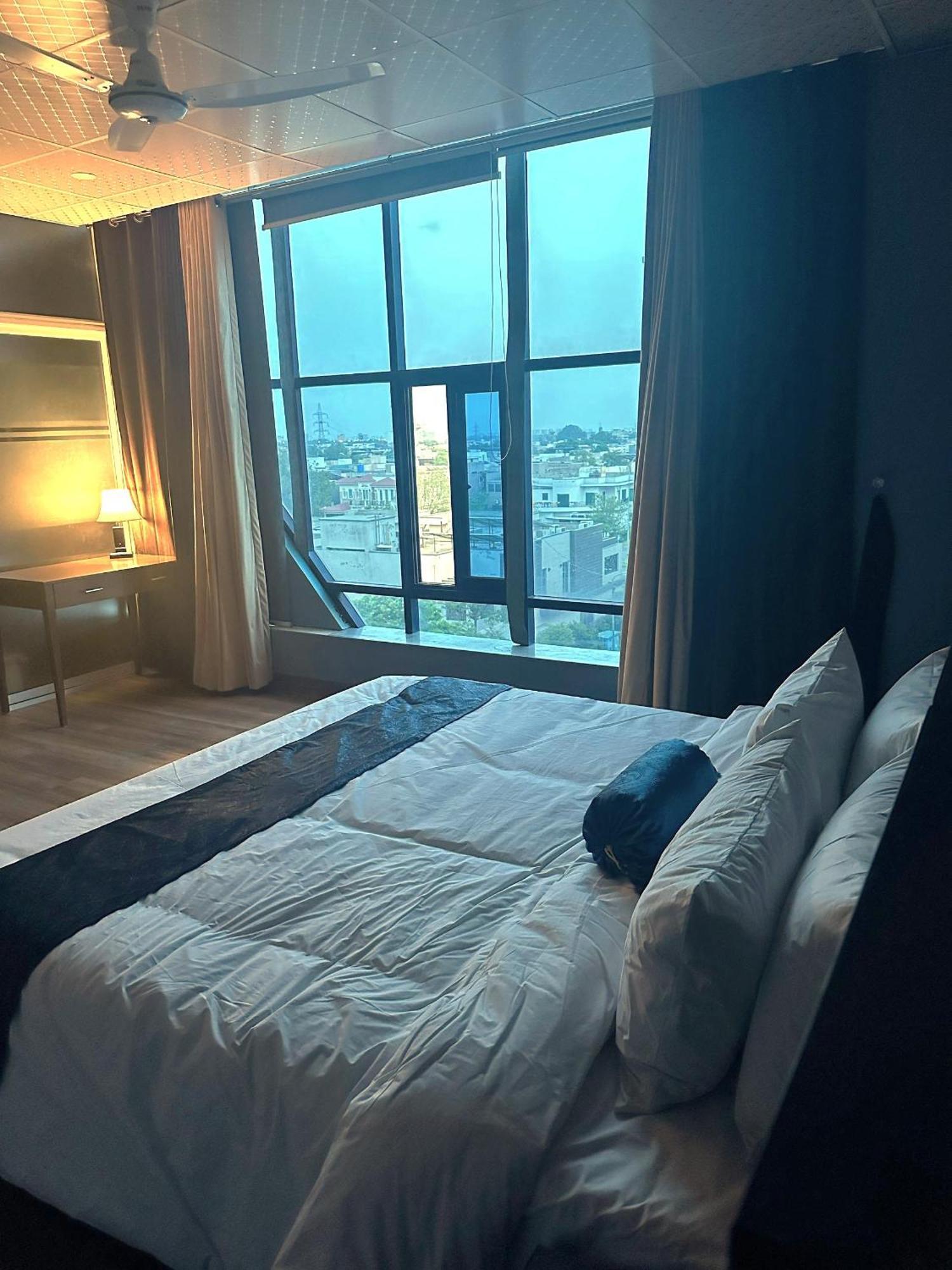 Luxury Apartment In Dha Phase 8, Near Allama Iqbal International Airport Lahor Dış mekan fotoğraf